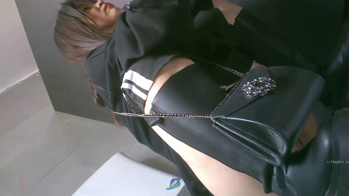 【平角全景厕拍】单位女厕连拍多位漂亮的丝袜妹纸4