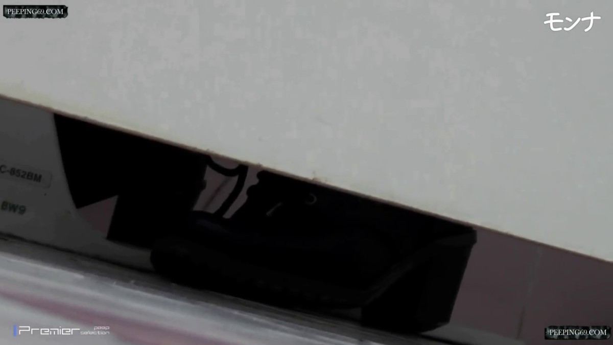 4月盗站新流坑神潜入大学校园独占坑位连续偸拍课间出来方便的学生妹好多黑丝袜美女先尿尿再排分泌物