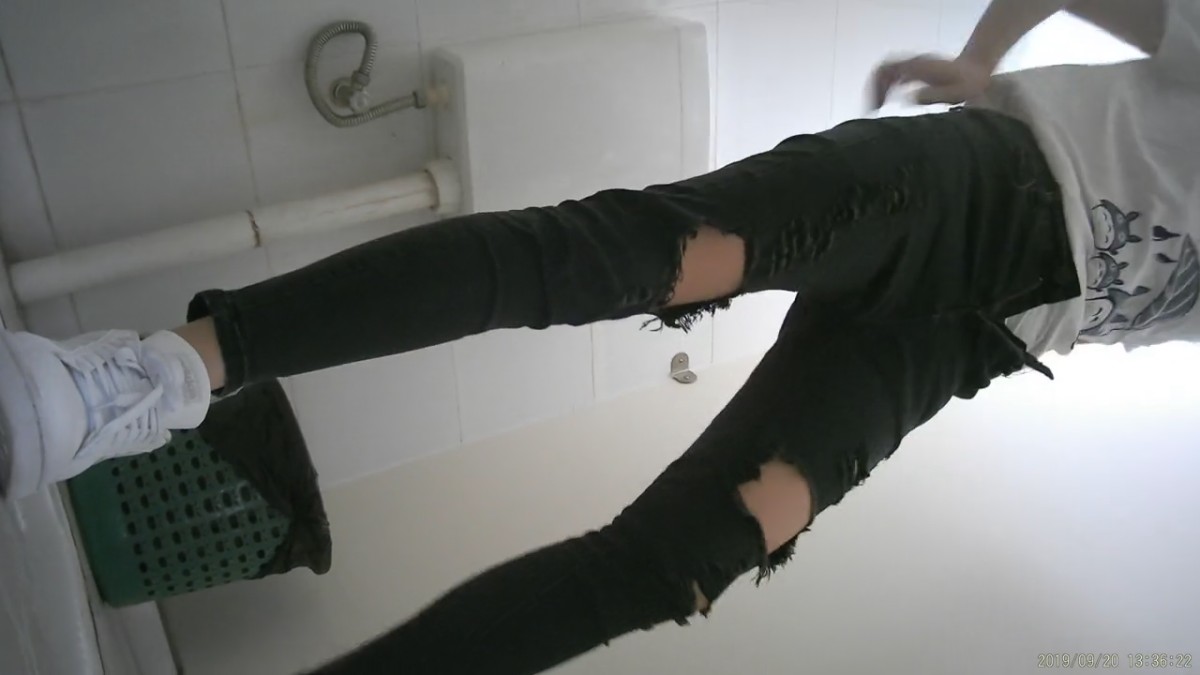 最新流出4K电子厂原版 眼镜小师妹奶罩歪了 边尿尿边整理奶罩