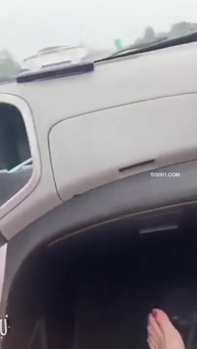 眼镜妹子就是骚 大姐你厉害 在高速上光屁屁露奶露逼 就不怕监控吗 估计监控拍不到下面的逼