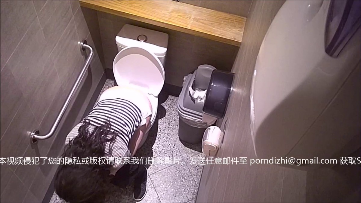 TW厕拍大神(野狼新设备系列015）潜入高校女厕偷拍花短裙小妹竟然是个白虎5
