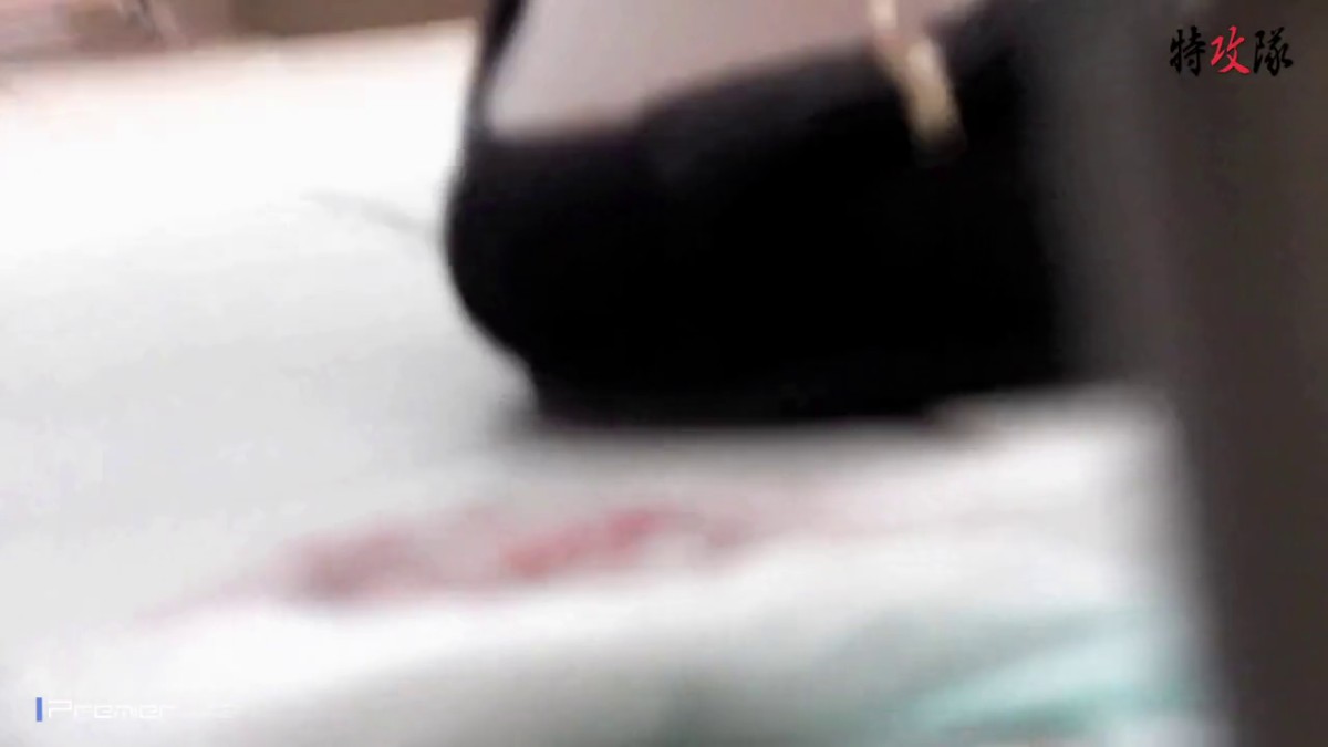 样子满可以的美女主播晚上没穿内裤在天桥玩露出摸逼期间有不少人路过