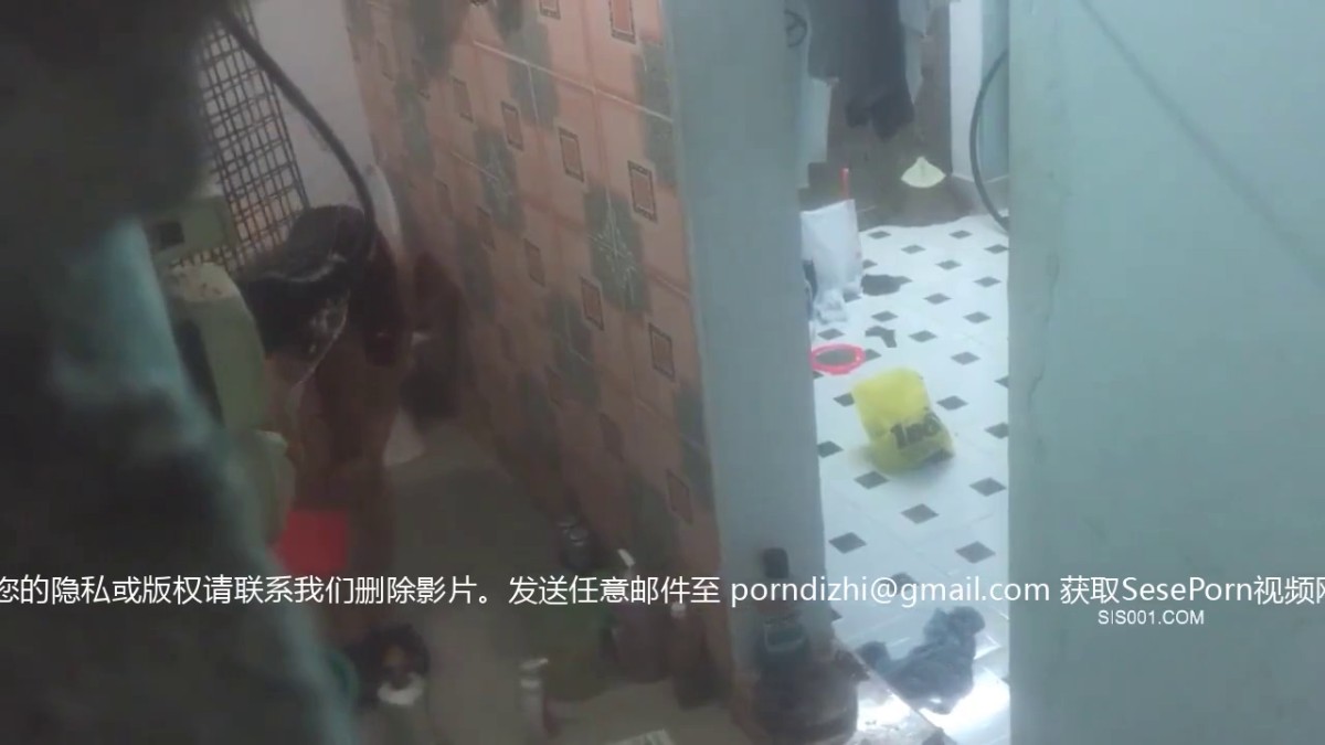 爬墙偷窥隔壁大奶少妇洗香香 伸手过来关灯吓了我一跳 以为被发现了