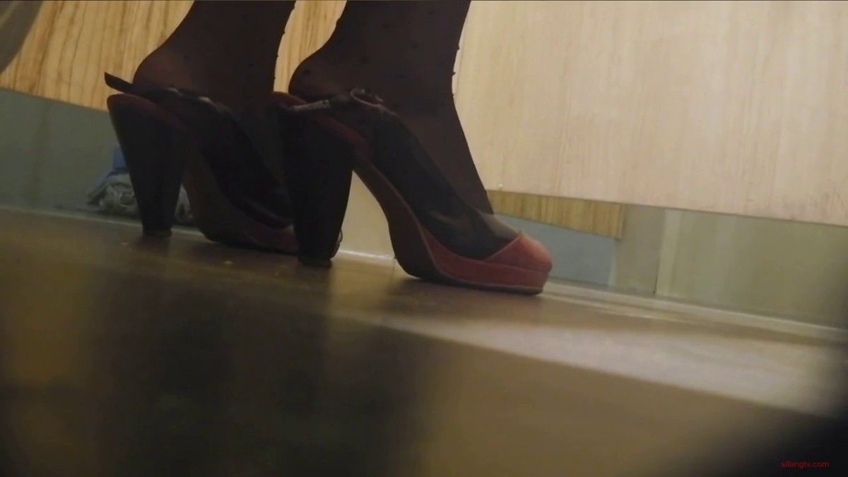 大神潜入商场女厕 偷拍多位不敢坐马桶蹲着尿的美女