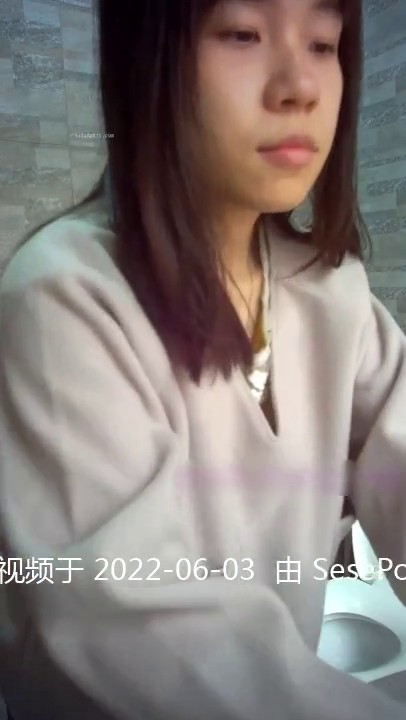 【极品厕拍】游乐场公厕美女的逼毛快要飞起来了26V（上）11