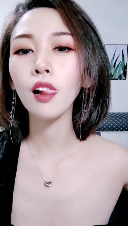 颜值爆表完美露脸女神热舞诱惑，换透明内裤，不过还是尺度小