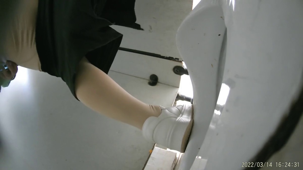 2022新流出厕拍大神潜入纸箱厂女厕全景后拍女工尿尿口味有点重