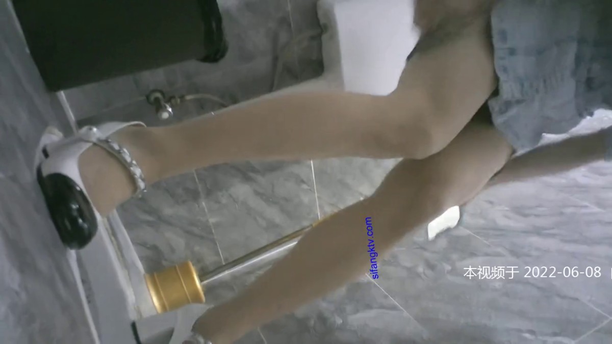 【新品 厕拍】私房最新流出 隔墙有眼 原创厕拍 爱穿丝袜的女神才是好女神 (1)