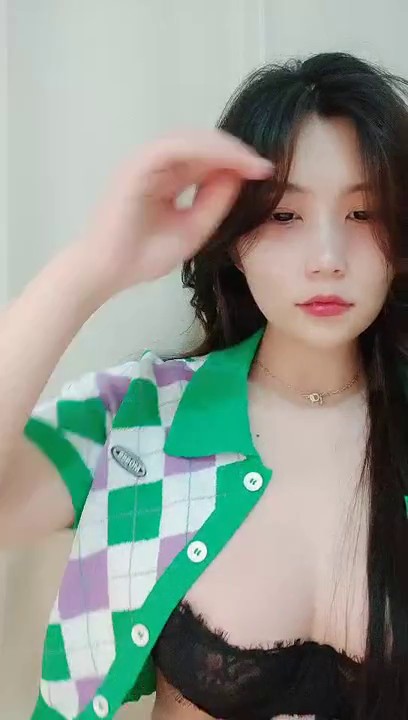 大奶骚货来了，露脸表情妩媚风骚，揉骚奶子大黑牛自慰骚穴呻吟，掰开逼逼给狼友看特写