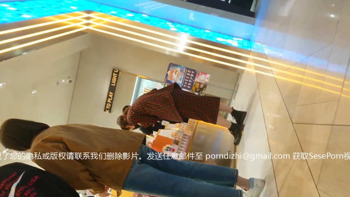 魔手 外购流出《撩裙、露毛、靓妹美少妇》高颜值丁字裤靓妹 丁字裤长毛毛美女