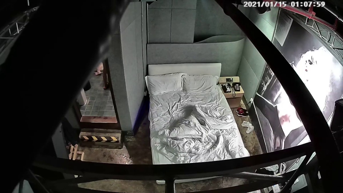 《精品热门房 补漏》真实欣赏数对男女激情嗨炮，爆操刺青女友3回1