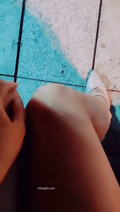 【户外小淫雪】公园超市~户外全裸 跳蛋大黑牛~车内狂震喷水 户外小淫雪_20220606_211154