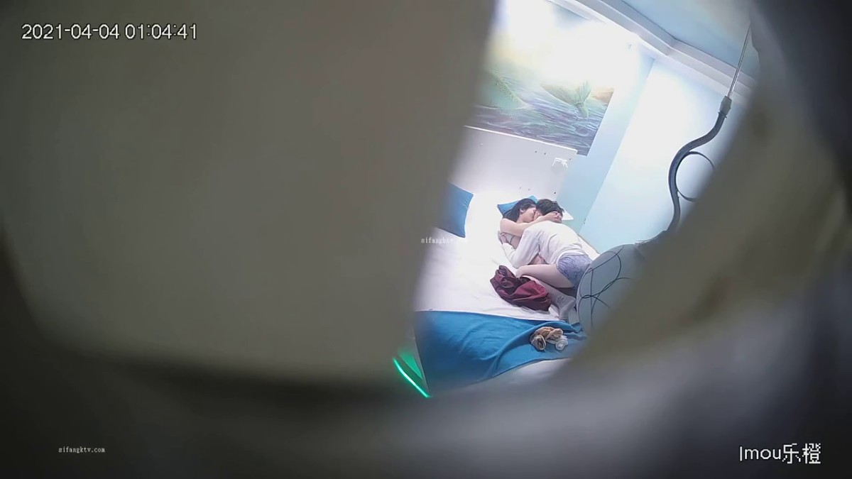 真实欣赏好几对青年男女激情肉搏年轻人干柴烈火衣服不脱就肏美女穿上黑丝袜增加情趣闷骚型 (2)