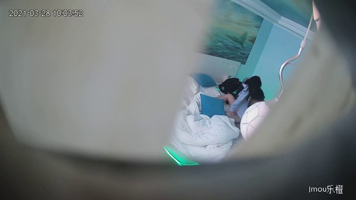 真实欣赏好几对青年男女激情肉搏年轻人干柴烈火衣服不脱就肏美女穿上黑丝袜增加情趣闷骚型 (4)