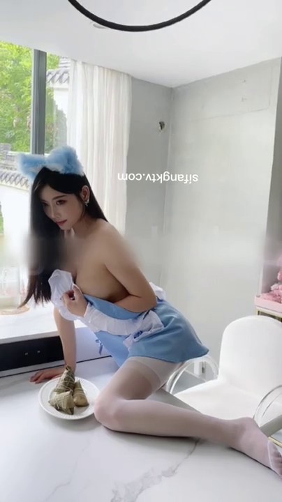 秀人超人气女神『杨晨晨』最新定制流出《半裸美厨娘》丁字超美翘臀 超诱人 高清1080P版