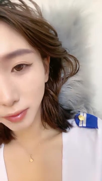 一脸英气美女！制服诱惑，摆弄起姿势也是骚，扭动小腰，性感屁股怼着镜头