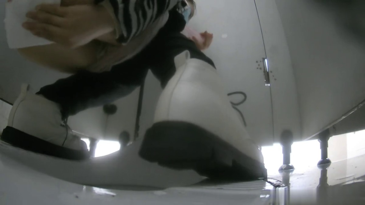 六月最新流出厕拍大神潜入纸箱厂女厕全景后拍戴帽眼镜少妇逼逼吊了根白带