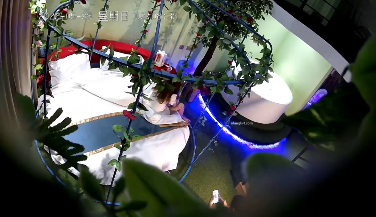 新台解密360酒店按摩浴缸~情趣摇床偷拍两对情侣开房短发小伙和女炮友在浴缸里草