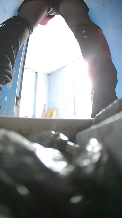 六月最新流出厕拍大神潜入电子厂女厕 全景沟厕视角后拍美女少妇尿尿让你体验亲临其境的感觉