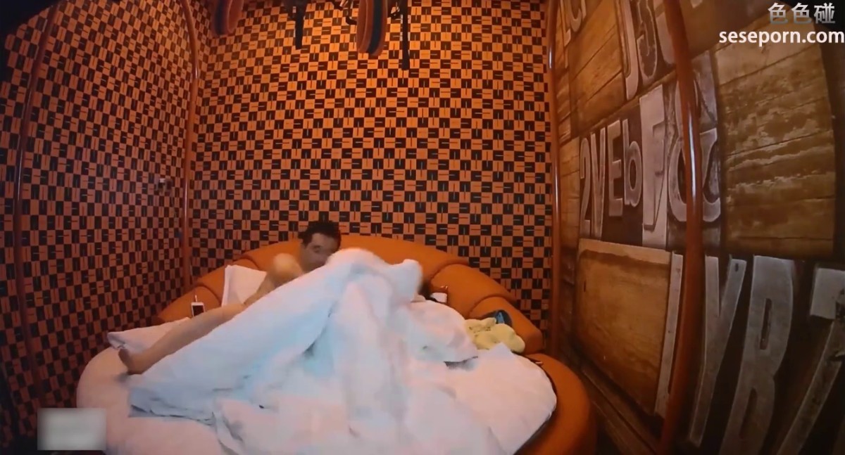 精品推荐-情趣房偷拍中年男约了位丰满气质的大奶少妇酒店迫不及待开操,干的相当激烈床上都快容不下他俩了!