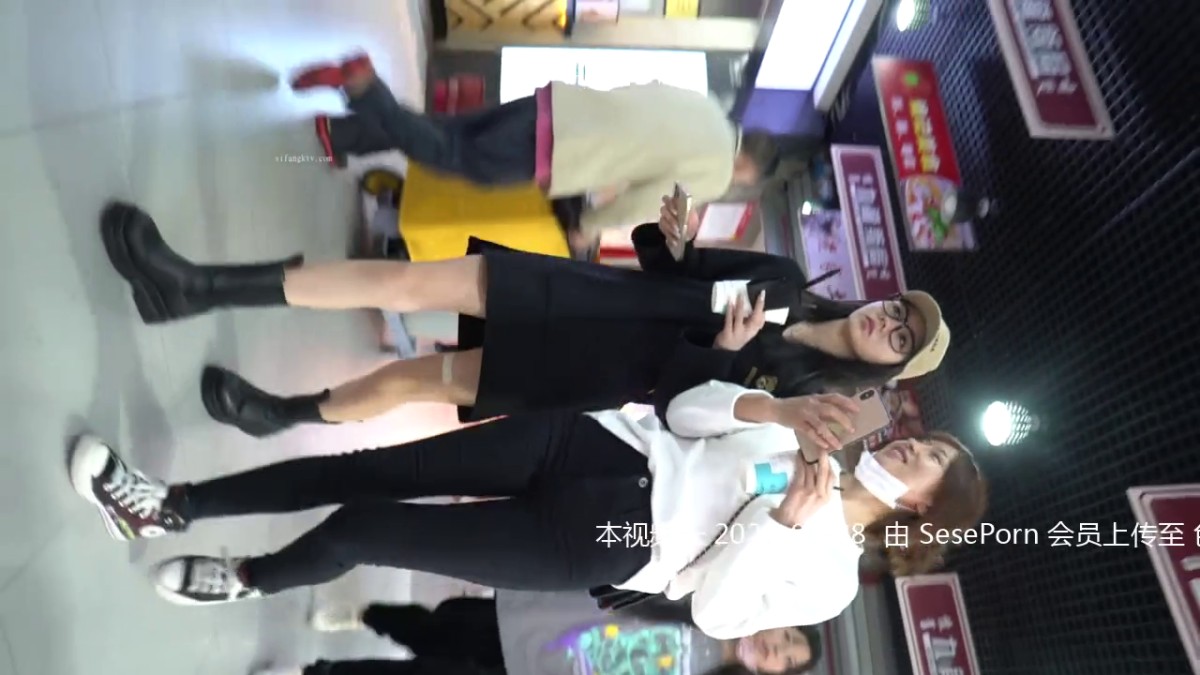 【精品CD】YZWCD系列9连 商城展会偷窥美女们裙底 有位骚气妹子内内湿了一大块染了色YC169黑色短裙眼镜小姐姐！白色骚丁险被发现！