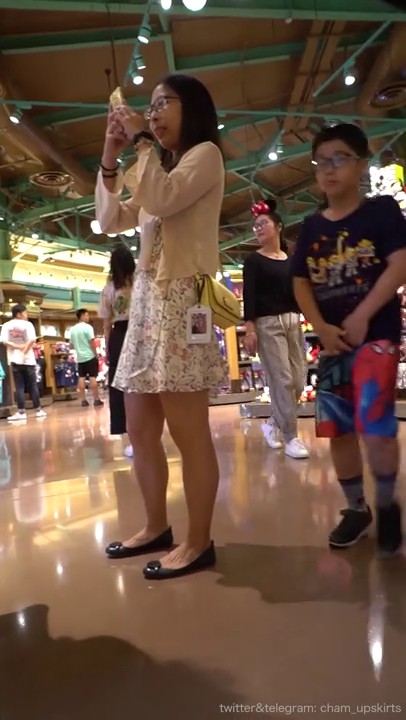 【精品CD】YZWCD系列9连 商城展会偷窥美女们裙底 有位骚气妹子内内湿了一大块染了色YD031两位丁字裤少妇！粉色蕾丝和红色花纹！2