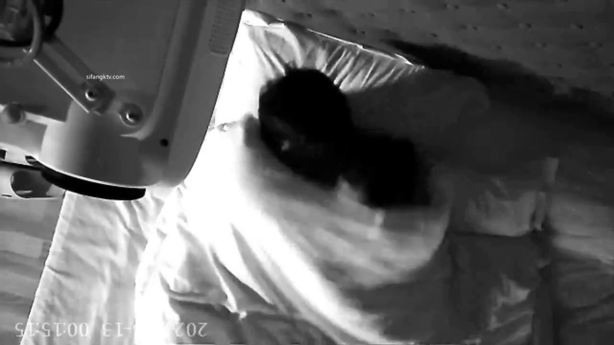 几对男女火力全开滚床单亮点是猴急四眼男各种体位搞丰满女友折腾1小时第二天继续干1