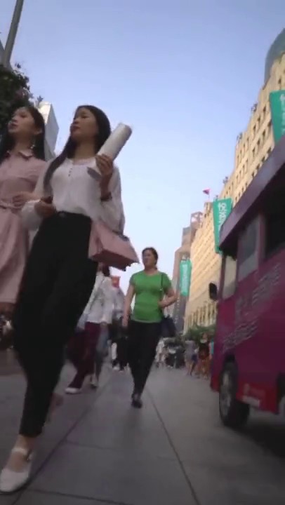 步行街跟随抄底跟闺蜜逛街的漂亮小姐姐 小花内内都卡在屁屁里了 大屁屁好性感