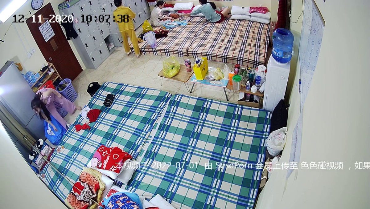 【破解摄像头】会所员工宿舍摄像头 超多白嫩美女露奶换衣1