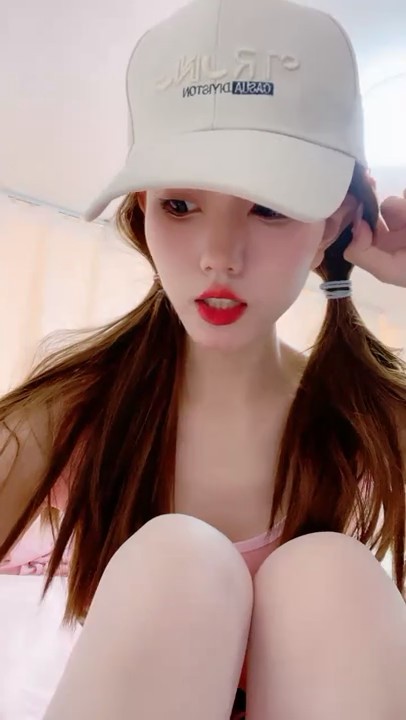 女神 ！女神 ！鸭舌帽美少女 ，双马尾死库水 ，坚挺美乳粉嫩 ，脱光多毛粉穴特写 ，揉搓手指扣弄