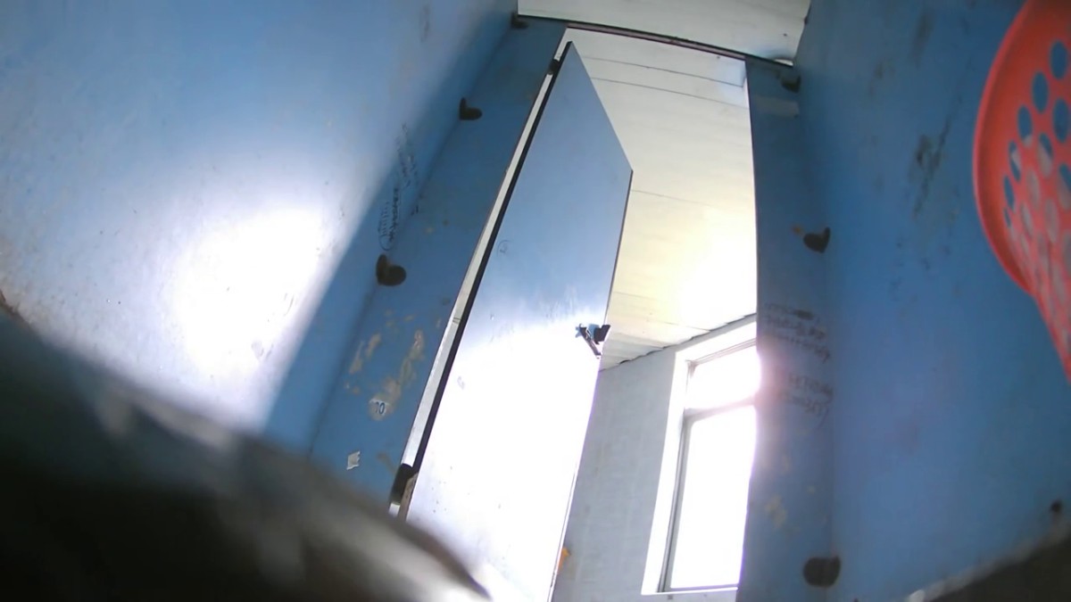 六月最新流出厕拍大神潜入电子厂女厕全景沟厕视角后拍 几个颜值美女尿尿性感美臀4K高清无水印版