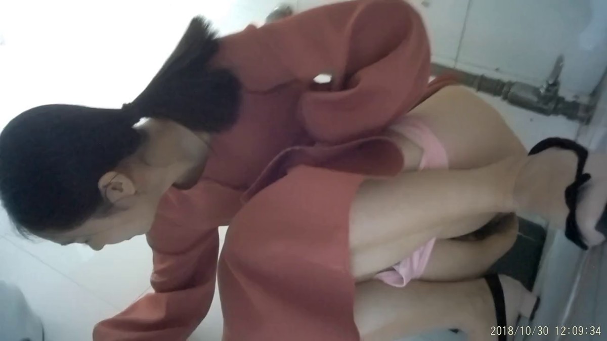 科技园女厕蹲守棕长裙粉色内绝美白领 鲜嫩的细小洞口真想插进去