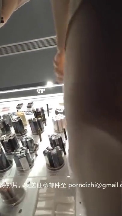 精选化妆品店抄底高颜值气质少妇 皮肤白皙 大白美腿 大白屁屁 透明蕾丝内内 逼毛可见