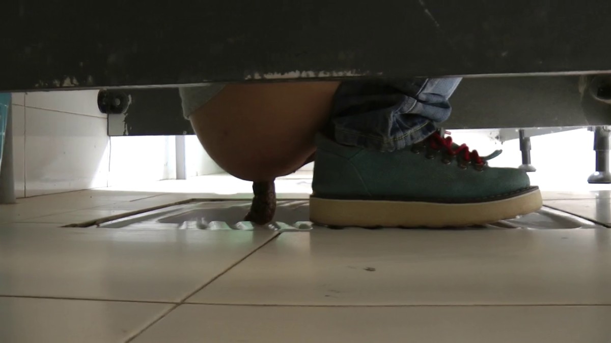 戴眼镜的可爱大学生拉粑粑，正面拍到B洞不小，看样子男朋友干了她不少次（原档无水印）