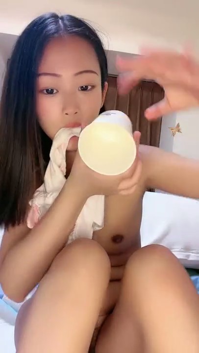 眉毛纤长网红脸妹子，超多道具花样百出调教自慰双洞齐开