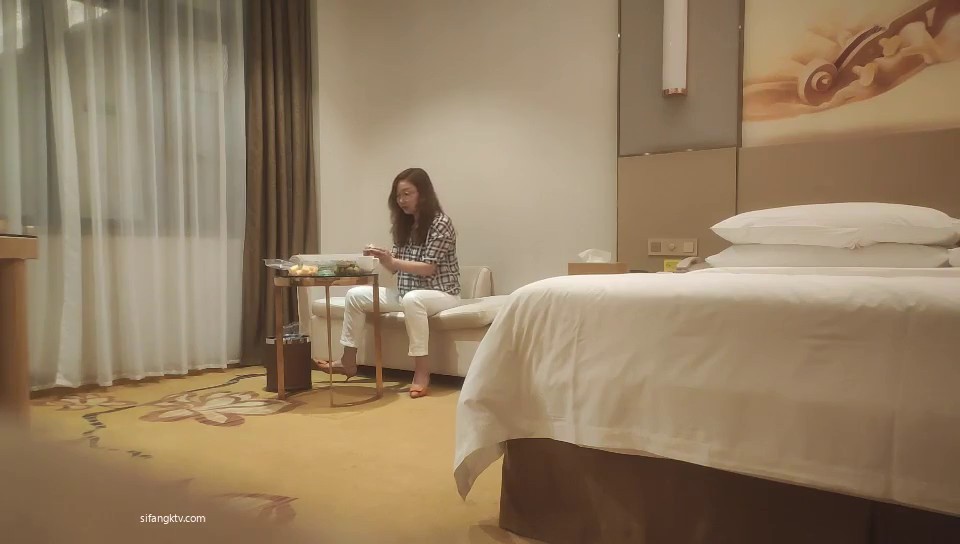 2022.6.13，【良家故事】，VIP密码房，约到 长发眼镜少妇 到酒店幽会 抱住猛亲推倒床上