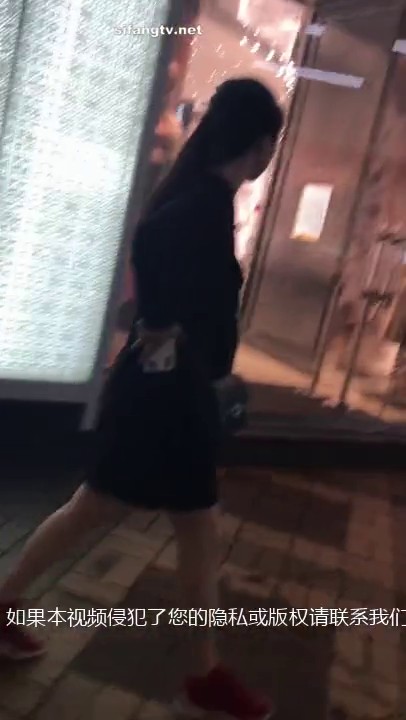 美女如云地铁站极限贴身抄底多位都市靓妹小姐姐裙底春光为了清晰用闪光灯补光作死的节奏22