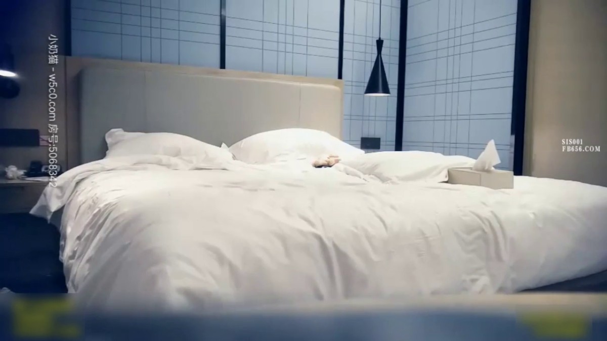 把牛仔裤好身材御姐约到酒店，紧紧搂在怀里奶子柔软挺翘，鸡巴硬邦邦妹子握着吸允套弄呻吟爽