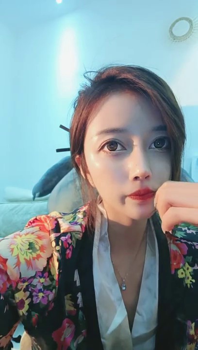 一库 倒在她裙子下的男人肯定不计其数，这美色、自慰尿尿大秀娇喘