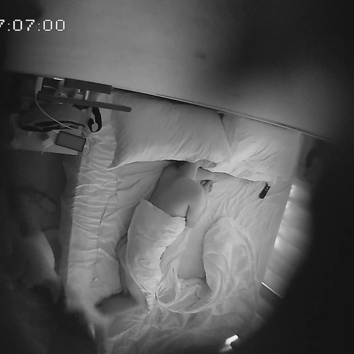 《精选乐橙萤石 超爽泄密》真实欣赏数对青年男女开房啪啪啪亮点多多最牛逼的当属情趣房极品巨乳妹的杀猪般嚎叫听硬了23