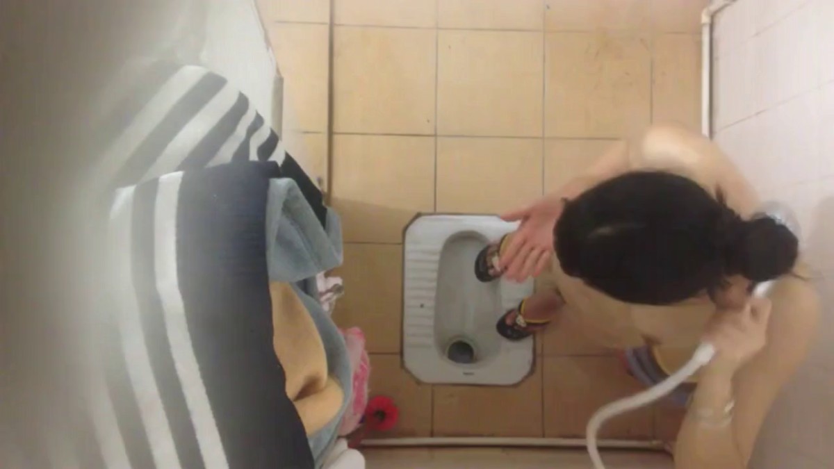 咸湿房东浴室偷装摄像头偷拍 大胸女租客打工妹脱光光拉粑粑后一边唱歌一边洗澡