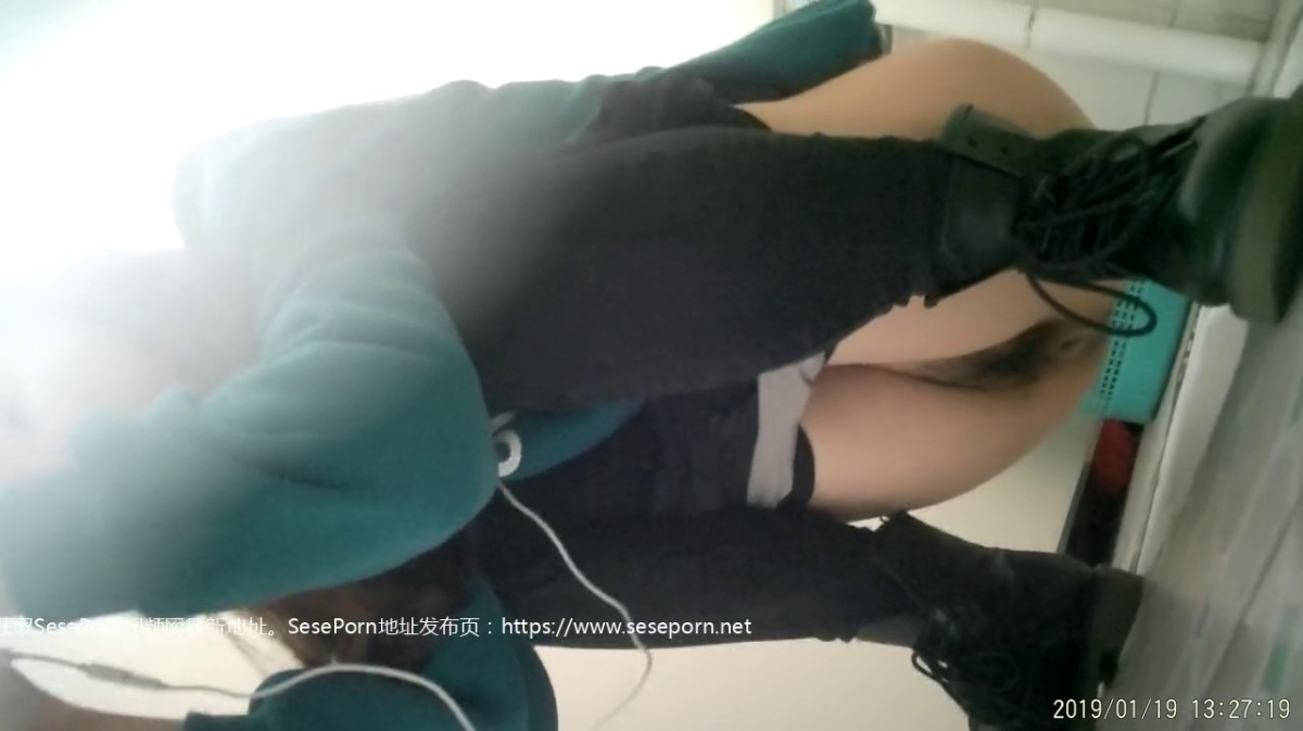 4K原版厕拍日记  1月19日多丽工业区(六楼中间层)这次美女都集中一起来尿尿了)3