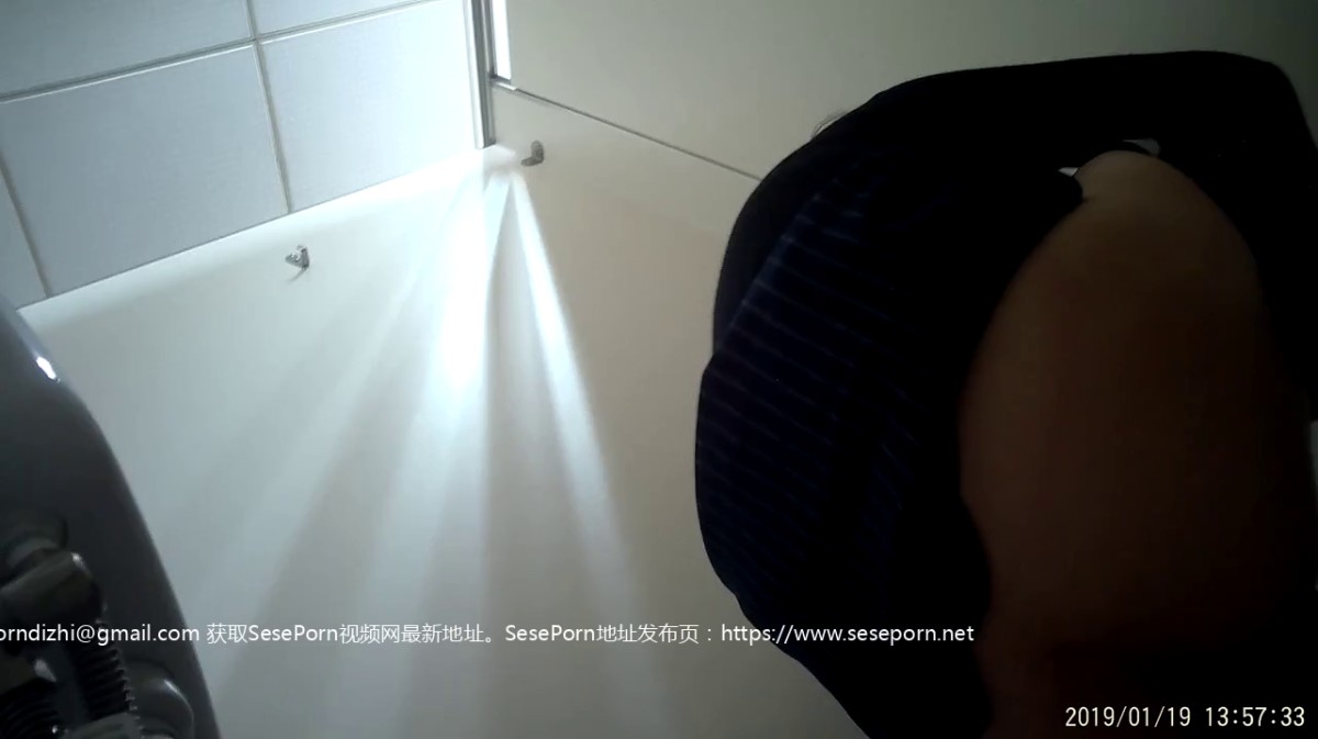 4K原版厕拍日记  1月19日多丽工业区(六楼中间层)这次美女都集中一起来尿尿了)5