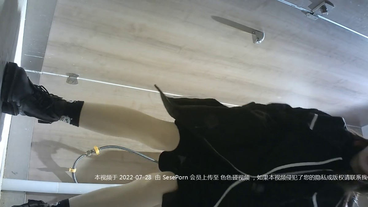 奶茶店女厕不穿内裤清纯校花妹 真想摸摸被小嫩穴冲开的一撮长毛