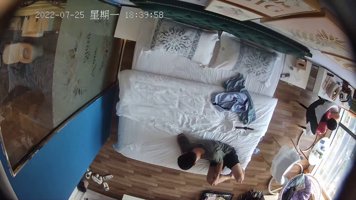 2022-7-25最新流出 新台酒店安防摄像头偷拍下班饭也顾不上吃和单位眼镜少妇女同事开房享受人生的愉悦