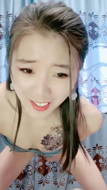 性格好颜值高的尤物骚货，一身黑丝情趣内衣全裸丁字裤跳蛋自慰，能操一炮可能很爽