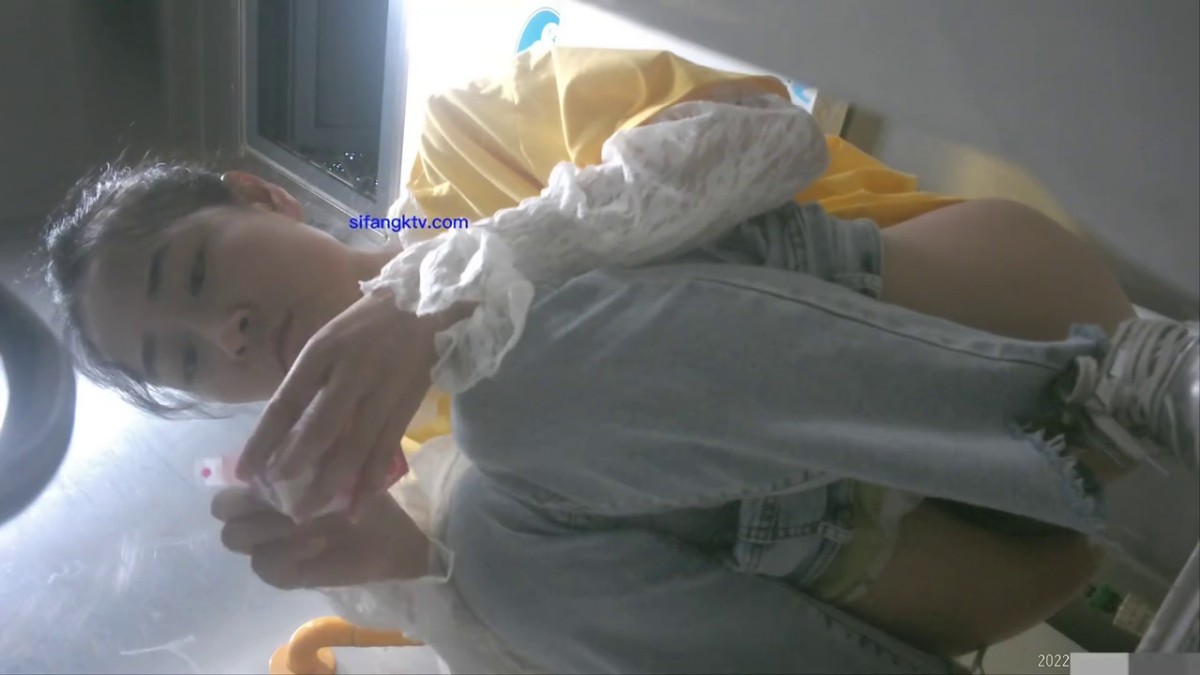 七月私房最新流出厕拍大神潜入 师范大学附近公共厕所全景偷拍青春靓丽的学妹第三期露脸上下同赏2 黄衣花袖子