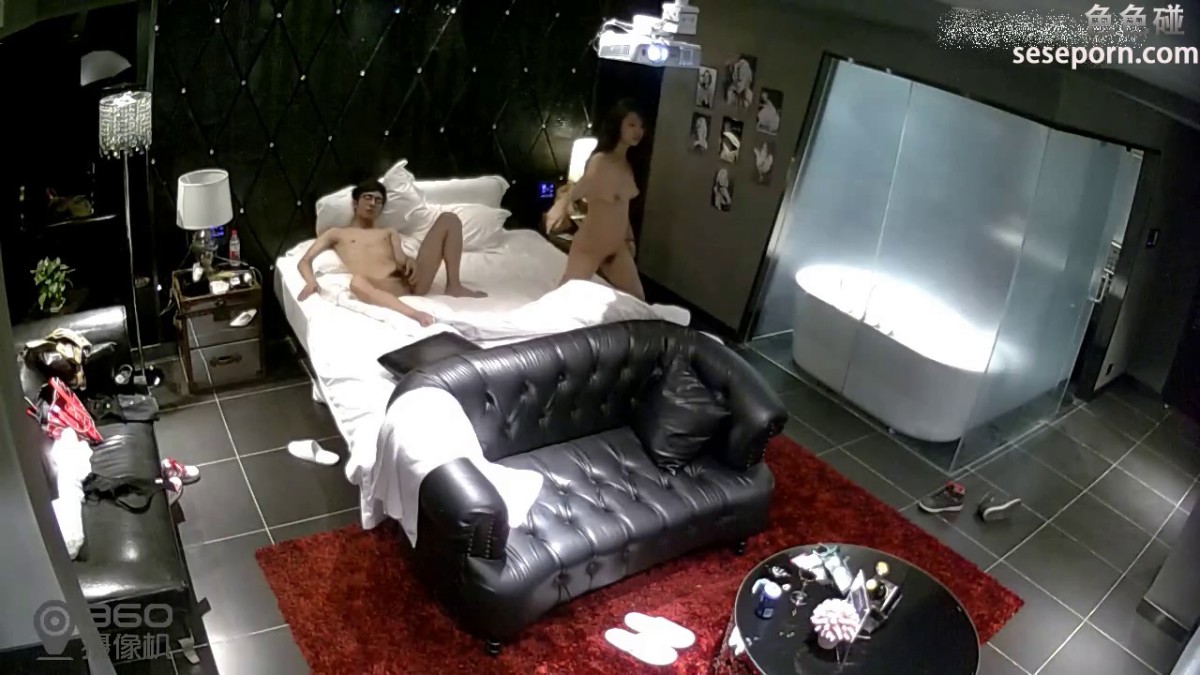 水滴摄像头偷拍：主题酒店豪华套房眼镜男同学一边看电影一边和女友啪啪屌到这骚货尖叫