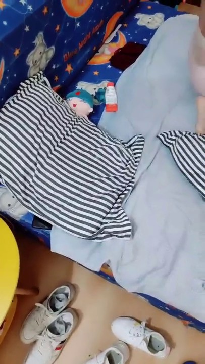 《龟头进洞》泡良探花疫情不敢去外面乱搞只能在家和媳妇搞和看岳父和岳母搞