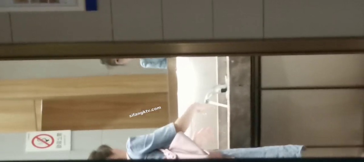 牛逼坑神购物商城蹲守女卫生间偸拍多位高颜值女神小姐姐大小便拍脸又拍逼原档4K画质6